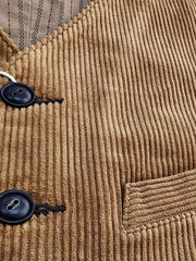 製品画像:ヴィンテージ感あふれるコーデュロイスリムフィットベストの正面
詳細画像:天然牛角ボタンとコーデュロイの水洗い加工による質感ディテール