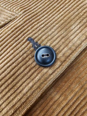 製品画像:ヴィンテージ感あふれるコーデュロイスリムフィットベストの正面
詳細画像:天然牛角ボタンとコーデュロイの水洗い加工による質感ディテール