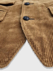 製品画像:ヴィンテージ感あふれるコーデュロイスリムフィットベストの正面
詳細画像:天然牛角ボタンとコーデュロイの水洗い加工による質感ディテール