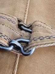 製品画像:ヴィンテージ感あふれるコーデュロイスリムフィットベストの正面
詳細画像:天然牛角ボタンとコーデュロイの水洗い加工による質感ディテール