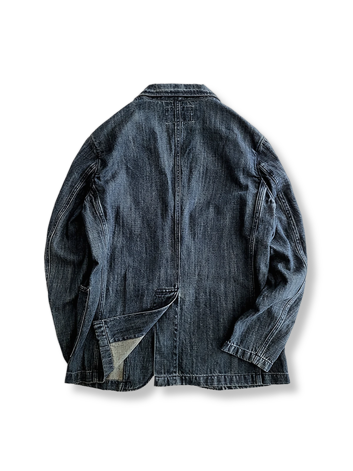 製品画像: ウォッシュ加工が施されたデニムブレザー全体写真。レトロな雰囲気とカジュアルなデザインが特徴的な一着。
詳細画像: ウォッシュ加工による自然な風合いと広めのポケットのディテールを強調した写真。クラシックなブレザーデザインとの融合を表現。