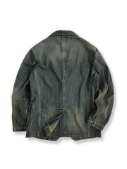 製品画像: デニムストライプブレザー全体写真。コットン100%素材とストライプ柄が特徴的なクラシックなデザイン。
詳細画像: デニムストライプブレザーの生地の質感とストライプ柄のディテールを強調した写真。洗練されたカジュアルエレガンスを表現。