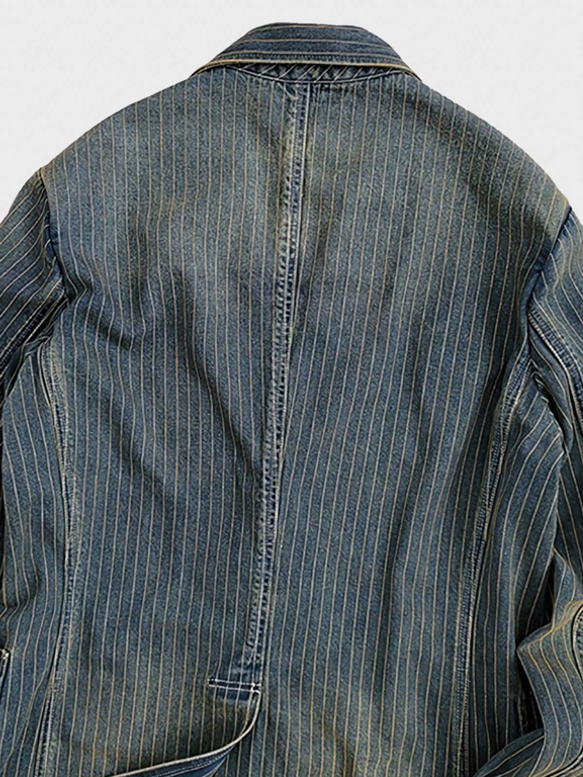 製品画像: デニムストライプブレザー全体写真。コットン100%素材とストライプ柄が特徴的なクラシックなデザイン。
詳細画像: デニムストライプブレザーの生地の質感とストライプ柄のディテールを強調した写真。洗練されたカジュアルエレガンスを表現。