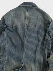 製品画像: デニムストライプブレザー全体写真。コットン100%素材とストライプ柄が特徴的なクラシックなデザイン。
詳細画像: デニムストライプブレザーの生地の質感とストライプ柄のディテールを強調した写真。洗練されたカジュアルエレガンスを表現。