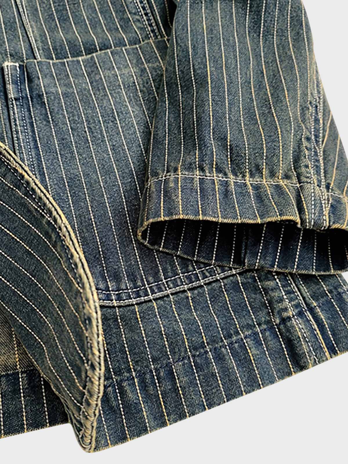 製品画像: デニムストライプブレザー全体写真。コットン100%素材とストライプ柄が特徴的なクラシックなデザイン。
詳細画像: デニムストライプブレザーの生地の質感とストライプ柄のディテールを強調した写真。洗練されたカジュアルエレガンスを表現。