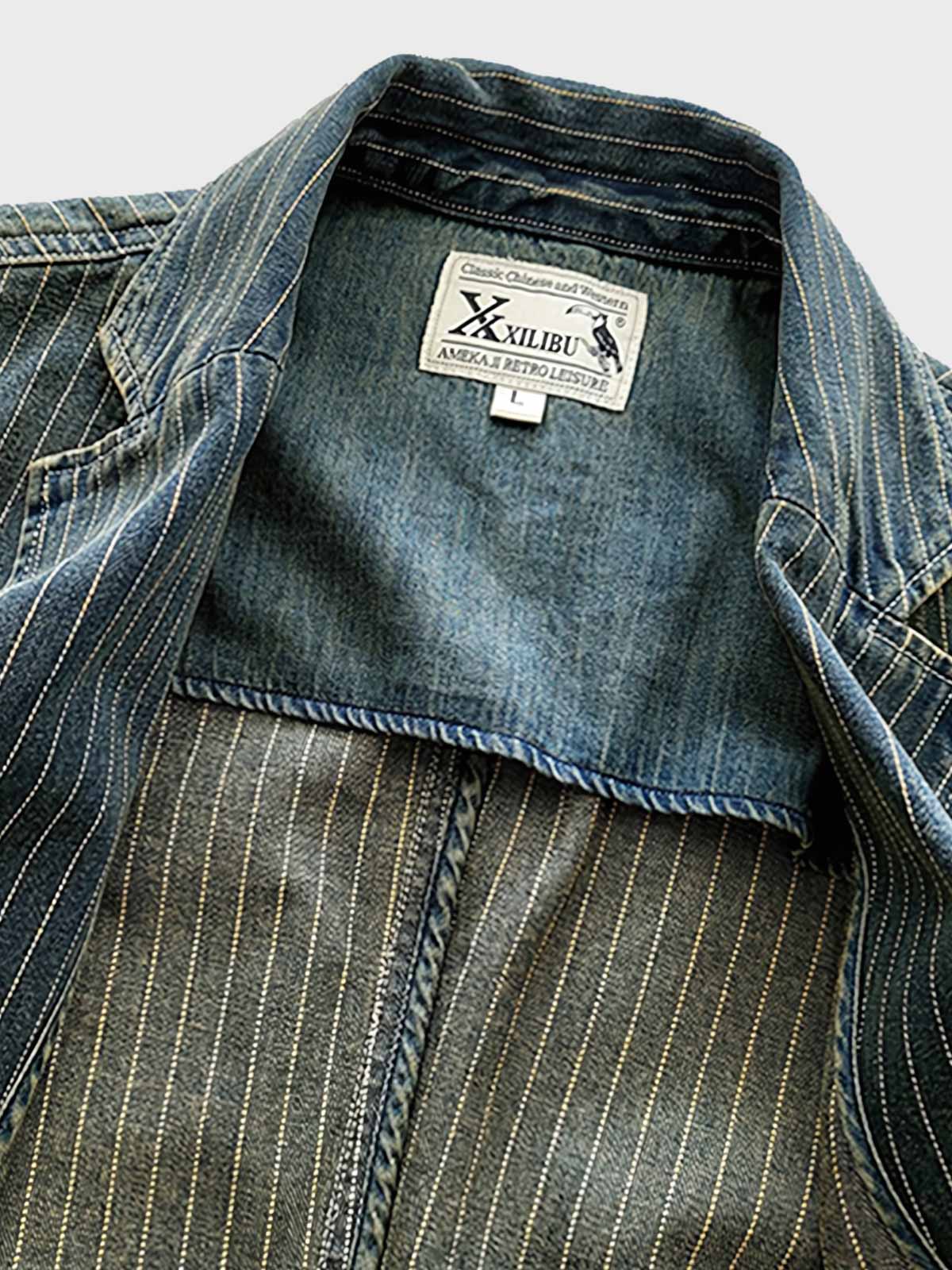 製品画像: デニムストライプブレザー全体写真。コットン100%素材とストライプ柄が特徴的なクラシックなデザイン。
詳細画像: デニムストライプブレザーの生地の質感とストライプ柄のディテールを強調した写真。洗練されたカジュアルエレガンスを表現。