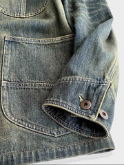 詳細画像: ユーズド加工が施されたデニム生地と錆びた工字ボタンのディテール