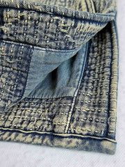 製品画像: 藍染め刺子織りピースワークスタンドカラージャケット全体写真。立ち襟とチャイナボタンが特徴の伝統とモダンが融合したデザイン。
詳細画像: 刺子織りの繊細なテクスチャと藍染めの深みある色合いを強調したディテール写真。水洗抜染加工による個性的な風合いを表現。