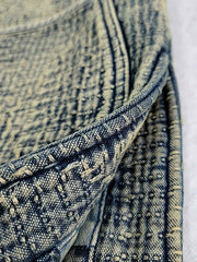 製品画像: 藍染め刺子織りピースワークスタンドカラージャケット全体写真。立ち襟とチャイナボタンが特徴の伝統とモダンが融合したデザイン。
詳細画像: 刺子織りの繊細なテクスチャと藍染めの深みある色合いを強調したディテール写真。水洗抜染加工による個性的な風合いを表現。