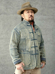 詳細画像: 刺子織りの繊細なテクスチャと藍染めの深みある色合いを強調したディテール写真。水洗抜染加工による個性的な風合いを表現。
モデル画像: 藍染め刺子織りスタンドカラージャケットを着用したモデルによる、レトロで上品なスタイリング写真。