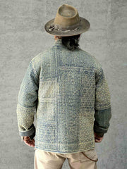 詳細画像: 刺子織りの繊細なテクスチャと藍染めの深みある色合いを強調したディテール写真。水洗抜染加工による個性的な風合いを表現。
モデル画像: 藍染め刺子織りスタンドカラージャケットを着用したモデルによる、レトロで上品なスタイリング写真。