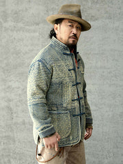 詳細画像: 刺子織りの繊細なテクスチャと藍染めの深みある色合いを強調したディテール写真。水洗抜染加工による個性的な風合いを表現。
モデル画像: 藍染め刺子織りスタンドカラージャケットを着用したモデルによる、レトロで上品なスタイリング写真。