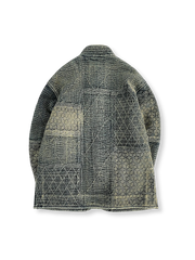 製品画像: 藍染め刺子織りピースワークスタンドカラージャケット全体写真。立ち襟とチャイナボタンが特徴の伝統とモダンが融合したデザイン。
詳細画像: 刺子織りの繊細なテクスチャと藍染めの深みある色合いを強調したディテール写真。水洗抜染加工による個性的な風合いを表現。