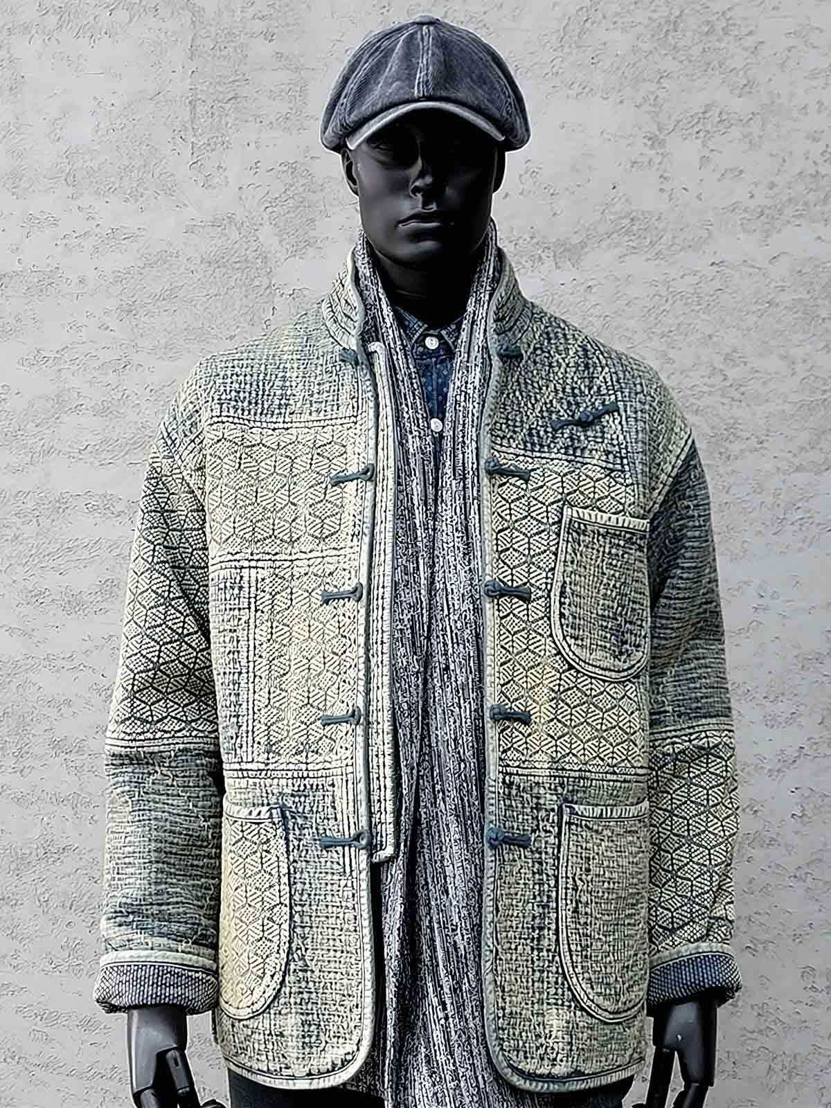 詳細画像: 刺子織りの繊細なテクスチャと藍染めの深みある色合いを強調したディテール写真。水洗抜染加工による個性的な風合いを表現。
モデル画像: 藍染め刺子織りスタンドカラージャケットを着用したモデルによる、レトロで上品なスタイリング写真。