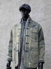 詳細画像: 刺子織りの繊細なテクスチャと藍染めの深みある色合いを強調したディテール写真。水洗抜染加工による個性的な風合いを表現。
モデル画像: 藍染め刺子織りスタンドカラージャケットを着用したモデルによる、レトロで上品なスタイリング写真。