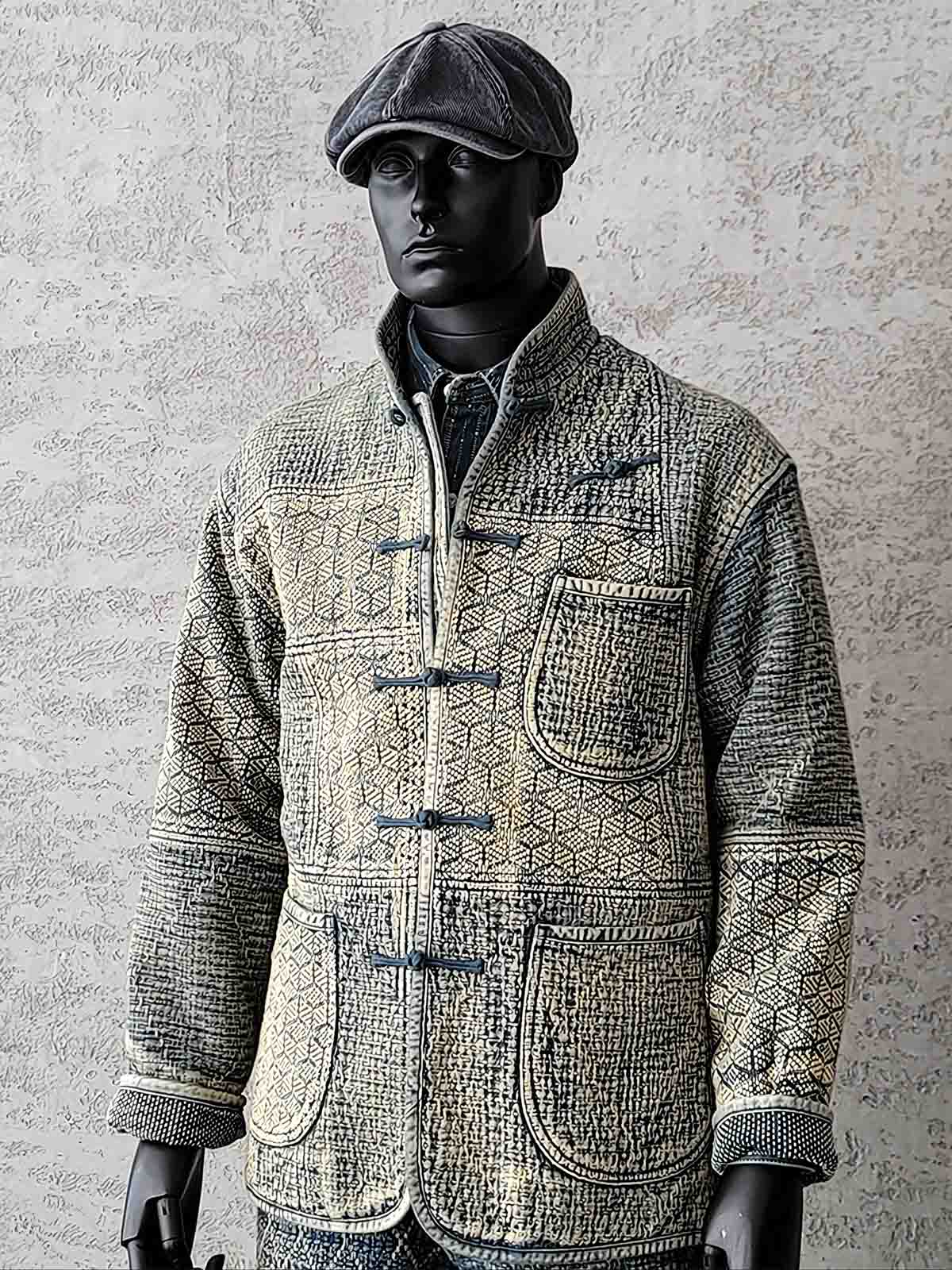 詳細画像: 刺子織りの繊細なテクスチャと藍染めの深みある色合いを強調したディテール写真。水洗抜染加工による個性的な風合いを表現。
モデル画像: 藍染め刺子織りスタンドカラージャケットを着用したモデルによる、レトロで上品なスタイリング写真。