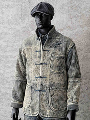 詳細画像: 刺子織りの繊細なテクスチャと藍染めの深みある色合いを強調したディテール写真。水洗抜染加工による個性的な風合いを表現。
モデル画像: 藍染め刺子織りスタンドカラージャケットを着用したモデルによる、レトロで上品なスタイリング写真。