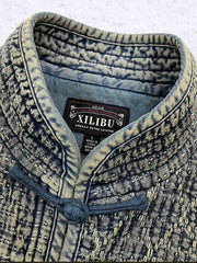 製品画像: 藍染め刺子織りピースワークスタンドカラージャケット全体写真。立ち襟とチャイナボタンが特徴の伝統とモダンが融合したデザイン。
詳細画像: 刺子織りの繊細なテクスチャと藍染めの深みある色合いを強調したディテール写真。水洗抜染加工による個性的な風合いを表現。