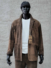 製品画像: 希少な植物染め香云纱を使用したピースワークデザインジャケットの全体写真。ヴィンテージ風の高級感が特徴。
詳細画像: 香云纱の滑らかな質感とピースワークディテールを際立たせたクローズアップ写真。伝統工芸と現代デザインの融合を表現。