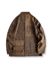 製品画像: 希少な植物染め香云纱を使用したピースワークデザインジャケットの全体写真。ヴィンテージ風の高級感が特徴。
詳細画像: 香云纱の滑らかな質感とピースワークディテールを際立たせたクローズアップ写真。伝統工芸と現代デザインの融合を表現。