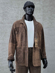 製品画像: 希少な植物染め香云纱を使用したピースワークデザインジャケットの全体写真。ヴィンテージ風の高級感が特徴。
詳細画像: 香云纱の滑らかな質感とピースワークディテールを際立たせたクローズアップ写真。伝統工芸と現代デザインの融合を表現。