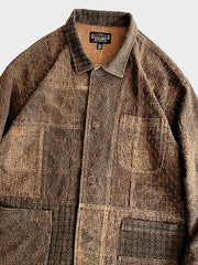 製品画像: 希少な植物染め香云纱を使用したピースワークデザインジャケットの全体写真。ヴィンテージ風の高級感が特徴。
詳細画像: 香云纱の滑らかな質感とピースワークディテールを際立たせたクローズアップ写真。伝統工芸と現代デザインの融合を表現。