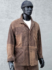 製品画像: 希少な植物染め香云纱を使用したピースワークデザインジャケットの全体写真。ヴィンテージ風の高級感が特徴。
詳細画像: 香云纱の滑らかな質感とピースワークディテールを際立たせたクローズアップ写真。伝統工芸と現代デザインの融合を表現。