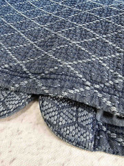 ジャケットの裾のコントラストカラーと木製ボタンの詳細