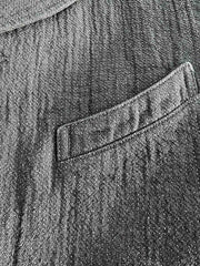 ビンテージスーツジャケットの精巧なボタンと内衬のクローズアップ。