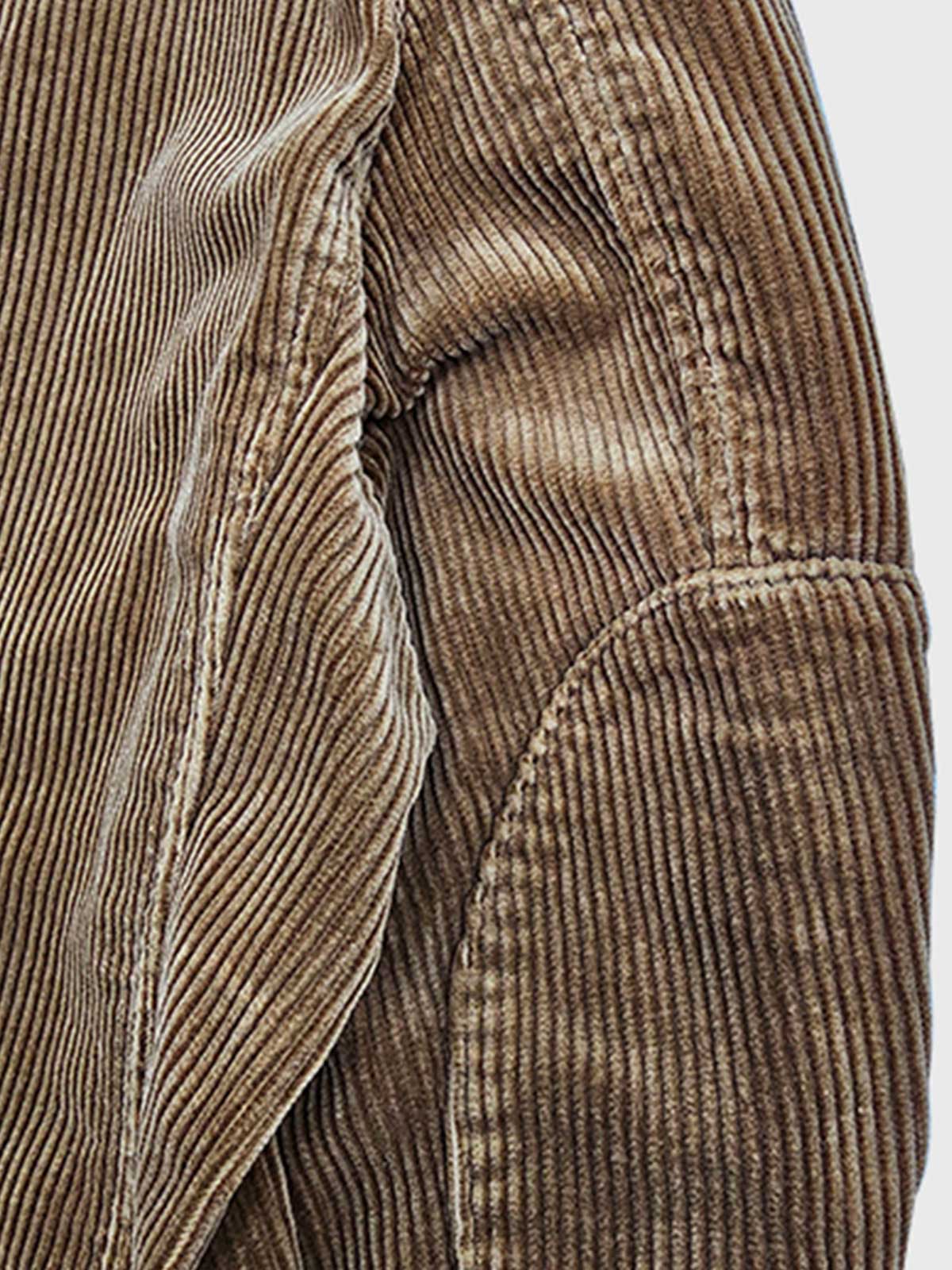 製品画像
クラシックなコーデュロイ素材のアメリカンヴィンテージスタイル ハンティング ブレザーの正面全体画像。天然本角ボタンとスリムフィットデザインが特徴。
詳細画像
コーデュロイ素材の繊細な畝のテクスチャと天然本角ボタンのディテールをクローズアップした画像。上品な質感とヴィンテージ感を強調。