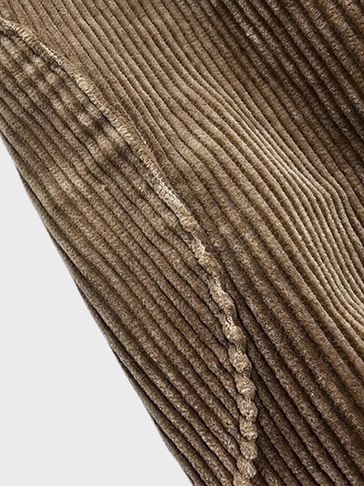 製品画像
クラシックなコーデュロイ素材のアメリカンヴィンテージスタイル ハンティング ブレザーの正面全体画像。天然本角ボタンとスリムフィットデザインが特徴。
詳細画像
コーデュロイ素材の繊細な畝のテクスチャと天然本角ボタンのディテールをクローズアップした画像。上品な質感とヴィンテージ感を強調。