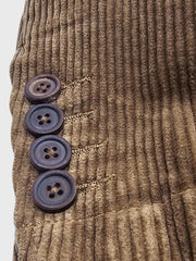 製品画像
クラシックなコーデュロイ素材のアメリカンヴィンテージスタイル ハンティング ブレザーの正面全体画像。天然本角ボタンとスリムフィットデザインが特徴。
詳細画像
コーデュロイ素材の繊細な畝のテクスチャと天然本角ボタンのディテールをクローズアップした画像。上品な質感とヴィンテージ感を強調。