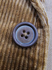 製品画像
クラシックなコーデュロイ素材のアメリカンヴィンテージスタイル ハンティング ブレザーの正面全体画像。天然本角ボタンとスリムフィットデザインが特徴。
詳細画像
コーデュロイ素材の繊細な畝のテクスチャと天然本角ボタンのディテールをクローズアップした画像。上品な質感とヴィンテージ感を強調。