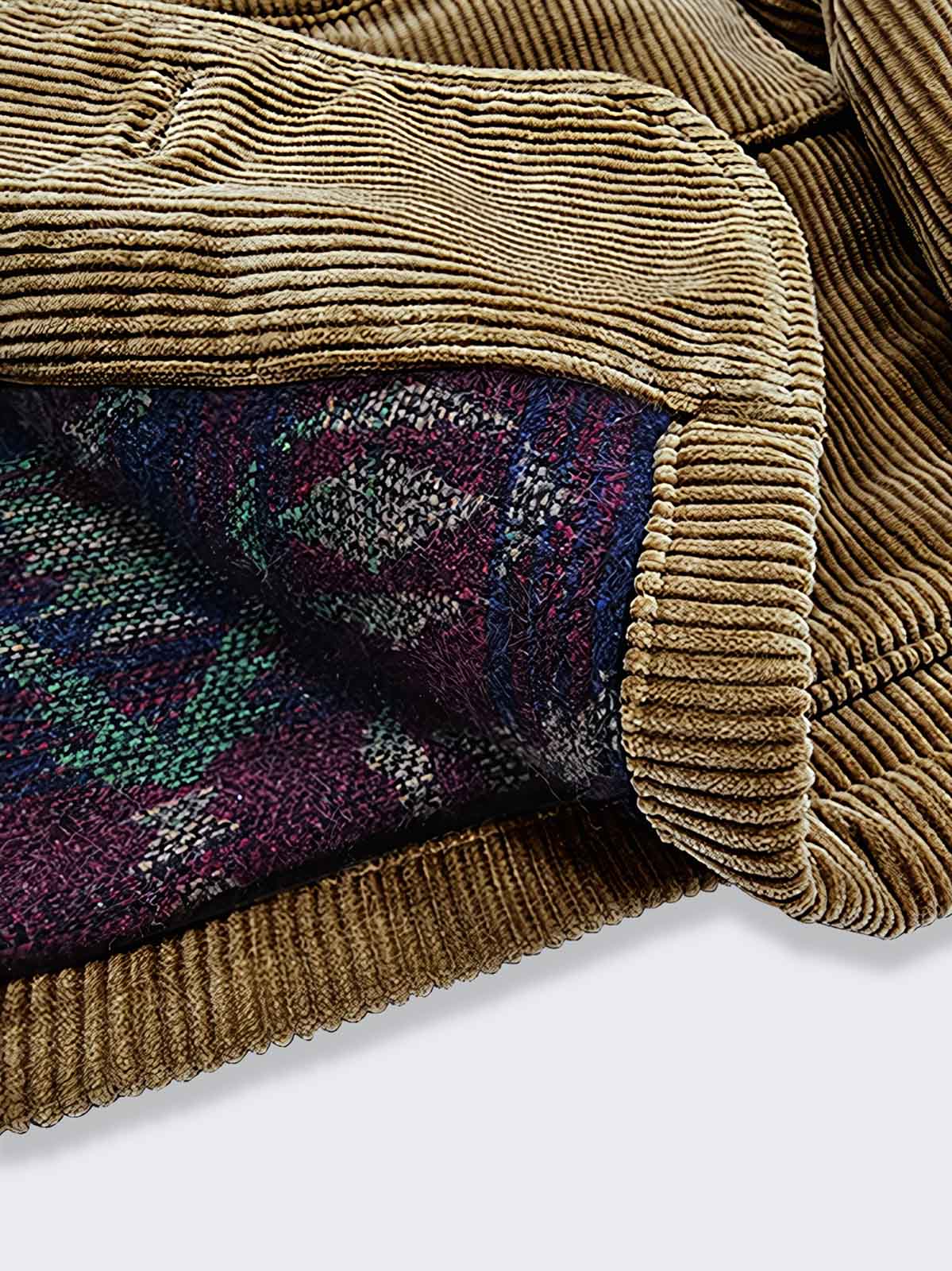 製品画像: コーデュロイハンティングジャケット全体表示。厚手のコーデュロイとウールライナーが特徴で、寒い季節に最適な防寒アイテム。
詳細画像: 本牛角ボタンと本革トリムのディテール表示。ヴィンテージ感と質感が引き立つクラシックなアクセント。