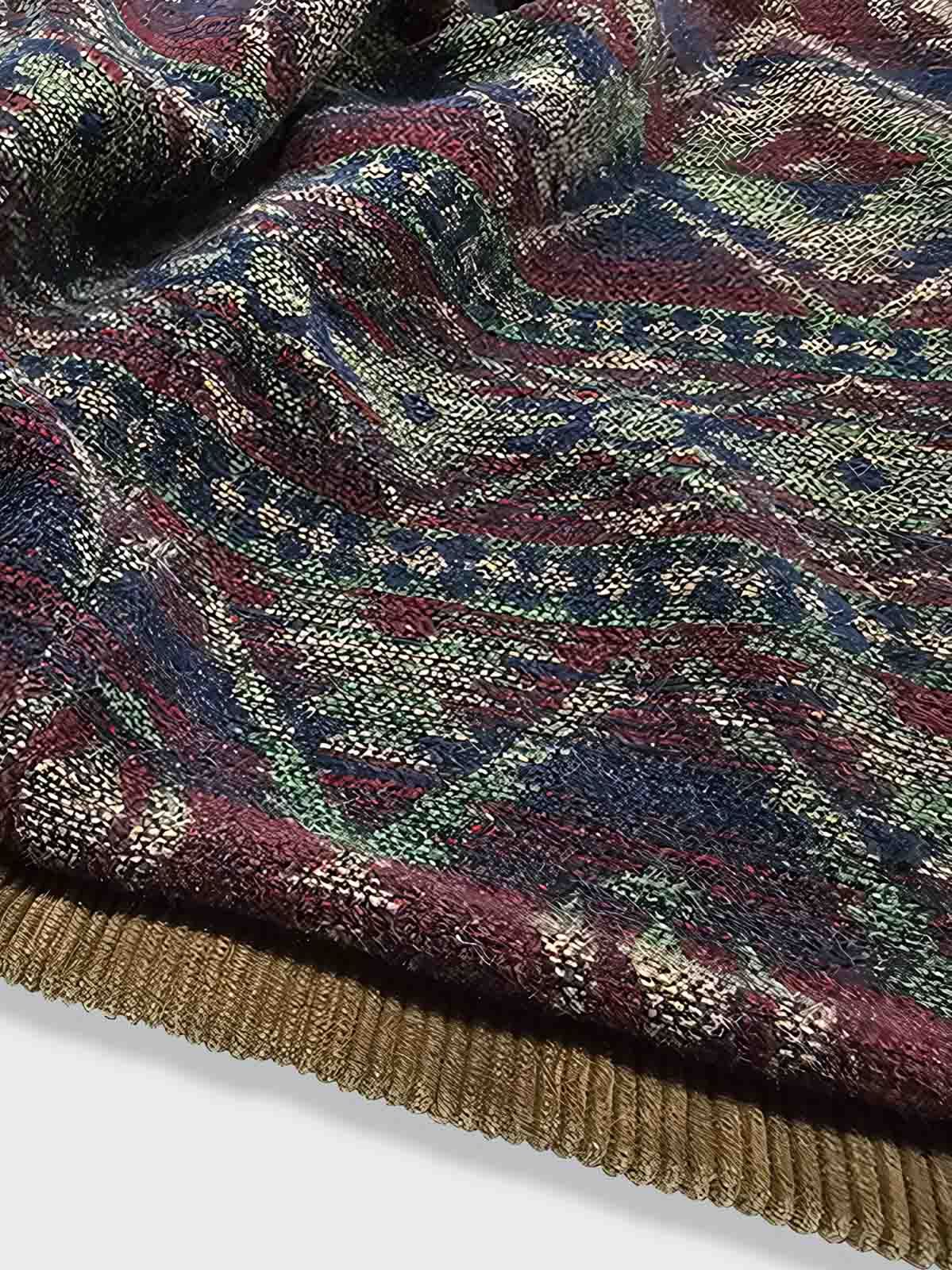 製品画像: コーデュロイハンティングジャケット全体表示。厚手のコーデュロイとウールライナーが特徴で、寒い季節に最適な防寒アイテム。
詳細画像: 本牛角ボタンと本革トリムのディテール表示。ヴィンテージ感と質感が引き立つクラシックなアクセント。