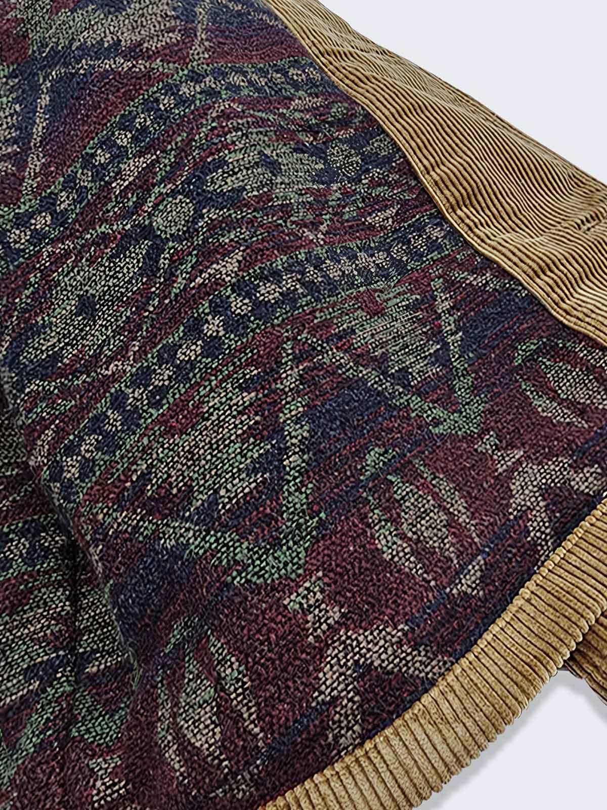 製品画像: コーデュロイハンティングジャケット全体表示。厚手のコーデュロイとウールライナーが特徴で、寒い季節に最適な防寒アイテム。
詳細画像: 本牛角ボタンと本革トリムのディテール表示。ヴィンテージ感と質感が引き立つクラシックなアクセント。