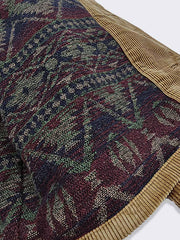 製品画像: コーデュロイハンティングジャケット全体表示。厚手のコーデュロイとウールライナーが特徴で、寒い季節に最適な防寒アイテム。
詳細画像: 本牛角ボタンと本革トリムのディテール表示。ヴィンテージ感と質感が引き立つクラシックなアクセント。