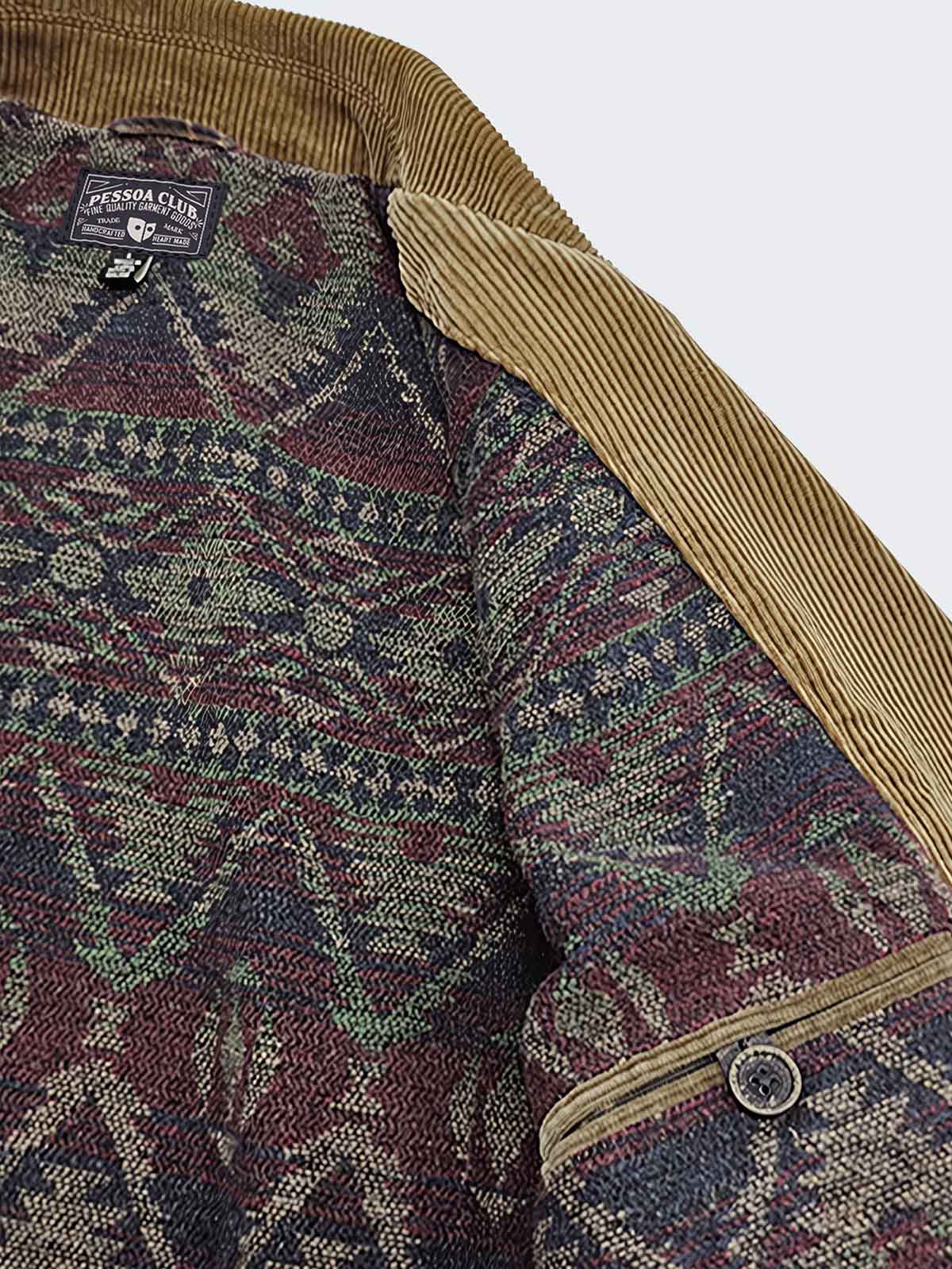 製品画像: コーデュロイハンティングジャケット全体表示。厚手のコーデュロイとウールライナーが特徴で、寒い季節に最適な防寒アイテム。
詳細画像: 本牛角ボタンと本革トリムのディテール表示。ヴィンテージ感と質感が引き立つクラシックなアクセント。