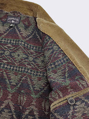 製品画像: コーデュロイハンティングジャケット全体表示。厚手のコーデュロイとウールライナーが特徴で、寒い季節に最適な防寒アイテム。
詳細画像: 本牛角ボタンと本革トリムのディテール表示。ヴィンテージ感と質感が引き立つクラシックなアクセント。