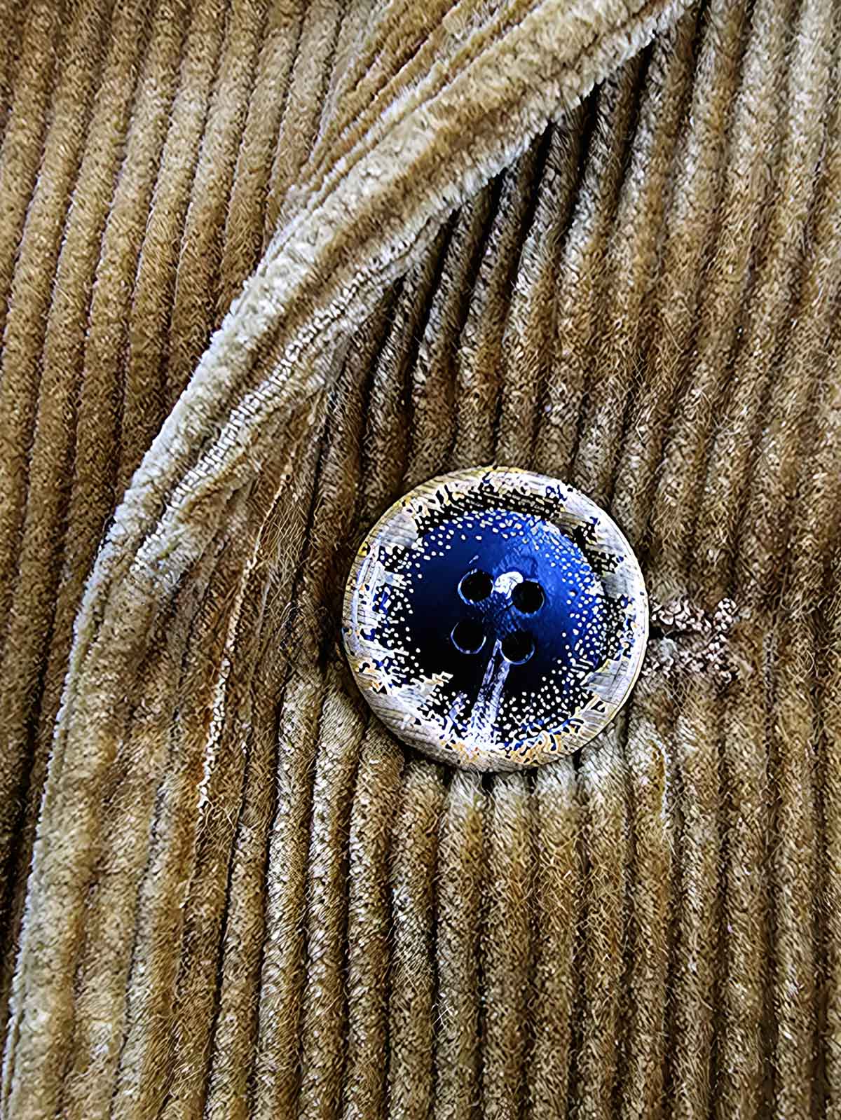 製品画像: コーデュロイハンティングジャケット全体表示。厚手のコーデュロイとウールライナーが特徴で、寒い季節に最適な防寒アイテム。
詳細画像: 本牛角ボタンと本革トリムのディテール表示。ヴィンテージ感と質感が引き立つクラシックなアクセント。