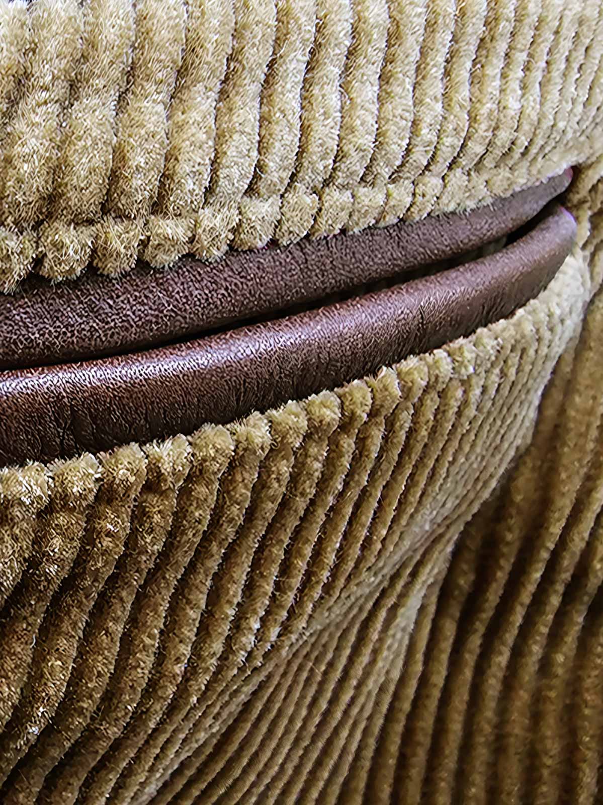 製品画像: コーデュロイハンティングジャケット全体表示。厚手のコーデュロイとウールライナーが特徴で、寒い季節に最適な防寒アイテム。
詳細画像: 本牛角ボタンと本革トリムのディテール表示。ヴィンテージ感と質感が引き立つクラシックなアクセント。