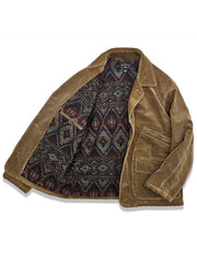 製品画像: コーデュロイハンティングジャケット全体表示。厚手のコーデュロイとウールライナーが特徴で、寒い季節に最適な防寒アイテム。
詳細画像: 本牛角ボタンと本革トリムのディテール表示。ヴィンテージ感と質感が引き立つクラシックなアクセント。