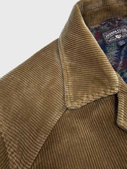 製品画像: コーデュロイハンティングジャケット全体表示。厚手のコーデュロイとウールライナーが特徴で、寒い季節に最適な防寒アイテム。
詳細画像: 本牛角ボタンと本革トリムのディテール表示。ヴィンテージ感と質感が引き立つクラシックなアクセント。