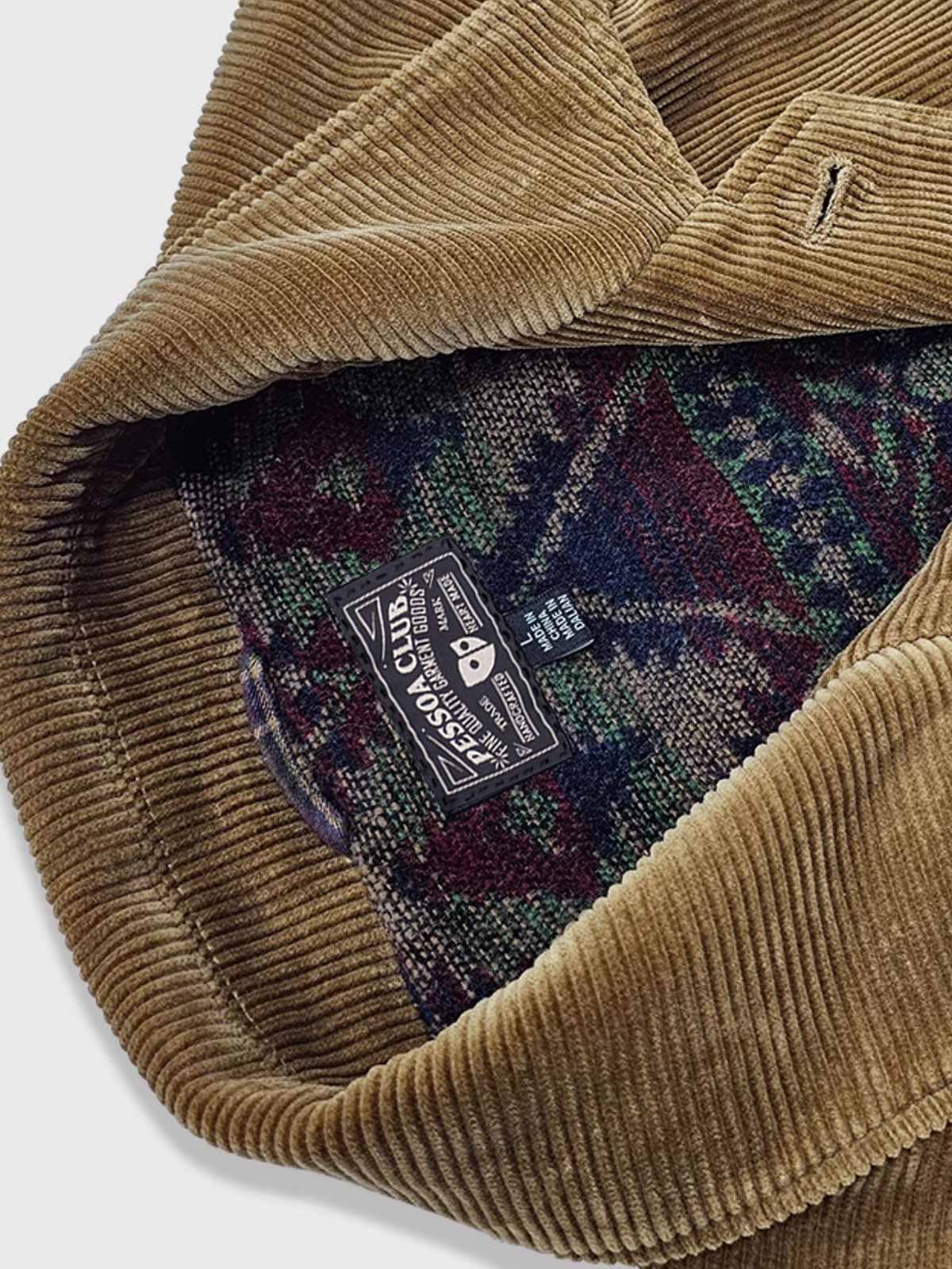 製品画像: コーデュロイハンティングジャケット全体表示。厚手のコーデュロイとウールライナーが特徴で、寒い季節に最適な防寒アイテム。
詳細画像: 本牛角ボタンと本革トリムのディテール表示。ヴィンテージ感と質感が引き立つクラシックなアクセント。