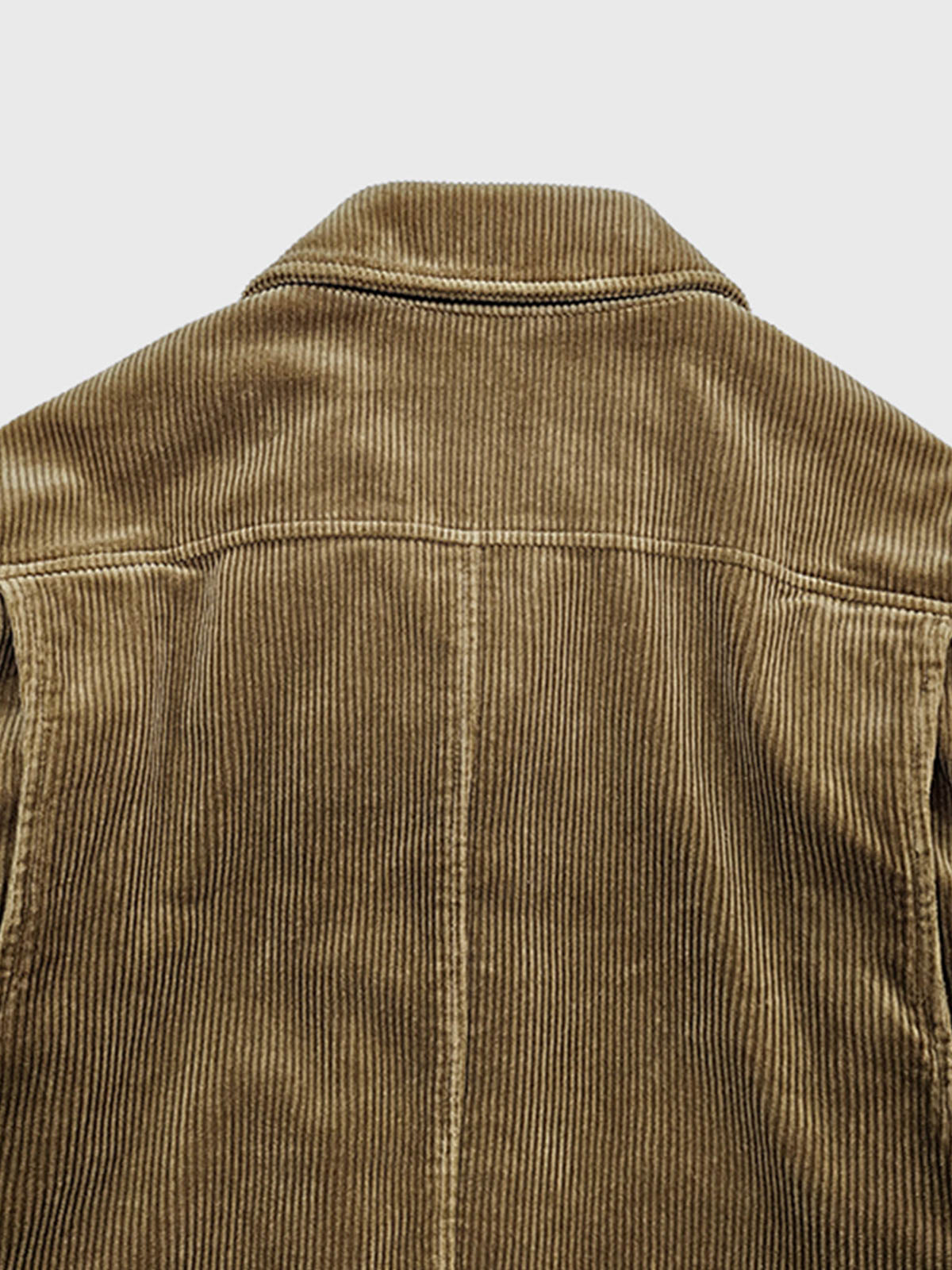 製品画像: コーデュロイハンティングジャケット全体表示。厚手のコーデュロイとウールライナーが特徴で、寒い季節に最適な防寒アイテム。
詳細画像: 本牛角ボタンと本革トリムのディテール表示。ヴィンテージ感と質感が引き立つクラシックなアクセント。