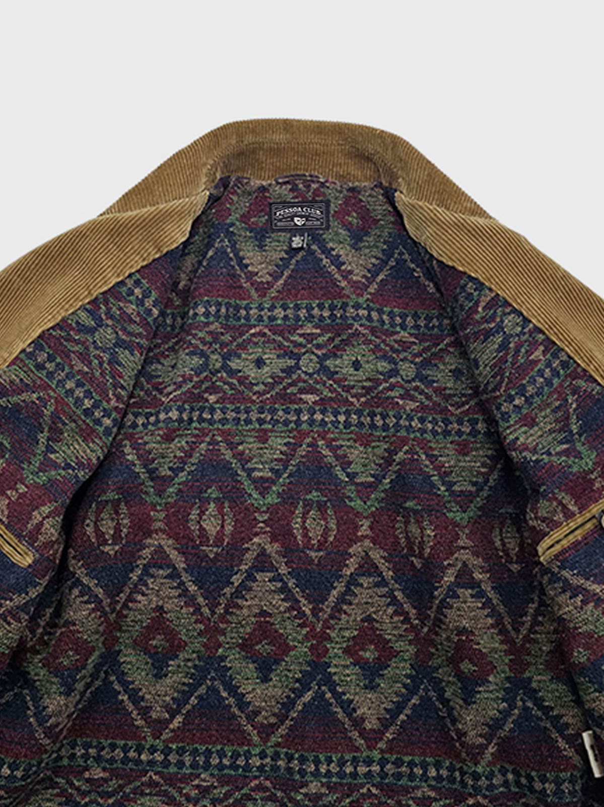 製品画像: コーデュロイハンティングジャケット全体表示。厚手のコーデュロイとウールライナーが特徴で、寒い季節に最適な防寒アイテム。
詳細画像: 本牛角ボタンと本革トリムのディテール表示。ヴィンテージ感と質感が引き立つクラシックなアクセント。