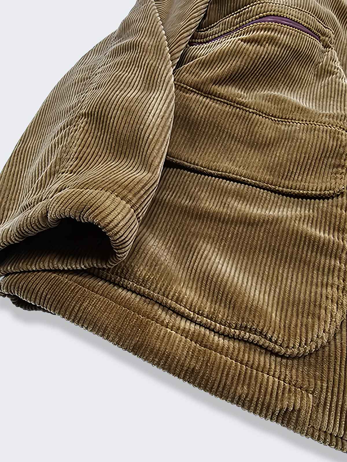 製品画像: コーデュロイハンティングジャケット全体表示。厚手のコーデュロイとウールライナーが特徴で、寒い季節に最適な防寒アイテム。
詳細画像: 本牛角ボタンと本革トリムのディテール表示。ヴィンテージ感と質感が引き立つクラシックなアクセント。