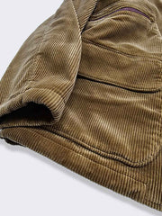 製品画像: コーデュロイハンティングジャケット全体表示。厚手のコーデュロイとウールライナーが特徴で、寒い季節に最適な防寒アイテム。
詳細画像: 本牛角ボタンと本革トリムのディテール表示。ヴィンテージ感と質感が引き立つクラシックなアクセント。