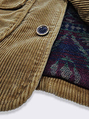 製品画像: コーデュロイハンティングジャケット全体表示。厚手のコーデュロイとウールライナーが特徴で、寒い季節に最適な防寒アイテム。
詳細画像: 本牛角ボタンと本革トリムのディテール表示。ヴィンテージ感と質感が引き立つクラシックなアクセント。