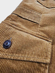 製品画像:アメリカンヴィンテージ風コーデュロイハンティングジャケットの正面展示。テーラードシルエットとコーデュロイ素材がエレガントでありながらタフな印象を演出。
詳細画像:天然のバッファローホーンボタンと英国風チェック柄裏地のディテール展示。クラシックな雰囲気と独特の質感が魅力。